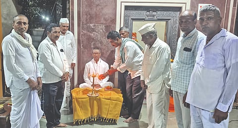 ಜಮಖಂಡಿ ತಾಲೂಕಿನ ಮೈಗೂರ ಗ್ರಾಮದ ನಿಜಶರಣ ಅಂಬಿಗರ ಚೌಡಯ್ಯ ದೇವಸ್ಥಾನದಲ್ಲಿ ಹಮ್ಮಿಕೊಂಡಿದ್ದ ಗುಡ್ಡಾಪುರ ದಾನಮ್ಮ ಪ್ರವಚನ ಕಾರ್ಯಕ್ರಮಕ್ಕೆ ಸಮಾಜದ ಮುಖಂಡ ಮಹಾದೇವ ಕೋಳಿ ಚಾಲನೆ ನೀಡಿದರು. ಹುಲ್ಯಾಳದ ಪ್ರವಚನಕಾರ ಮಲ್ಲೇಶ ಶರಣರು, ರಾಮನಗೌಡ ಪಾಟೀಲ, ಸದಾಶಿವ ಪಾಟೀಲ, ಶ್ರೀಕಾಂತ ಹಲಕಿ, ಲಕ್ಕಪ್ಪ ಕೋಳಿ, ಶ್ರೀಮಂತ ಹಜೇರಿ ಇತರರಿದ್ದರು.
