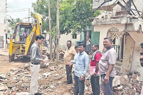 ಜಮಖಂಡಿ ನಗರದ ರಹಮತ್ ನಗರದಲ್ಲಿ ಅತಿಕ್ರಮಿಸಿ ನಿರ್ಮಿಸ ಲಾಗಿದ್ದ ಕಟ್ಟಡಗಳನ್ನು ನಗರಸಭೆ ಅಧಿಕಾರಿಗಳು ತೆರವುಗೊಳಿಸಿದರು. ಕಂದಾಯ ಅಧಿಕಾರಿ ಯಲ್ಲಪ್ಪ ಬಿದರಿ, ಕುಸುಮಾ ಸೋಪಡ್ಲ, ಸೋಮು ದೇವರಮನಿ ಇತರರಿದ್ದರು.