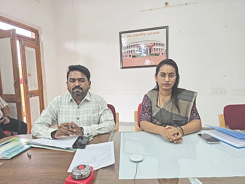 ಜಮಖಂಡಿ ನಗರದ ತಹಸೀಲ್ದಾರ್ ಕಚೇರಿಯಲ್ಲಿ ನಡೆದ ಸುದ್ದಿಗೋಷ್ಠಿಯಲ್ಲಿ ಎಸಿ ಶ್ವೇತಾ ಬೀಡಿಕರ ಮಾತನಾಡಿದರು. ತಹಸೀಲ್ದಾರ್ ಅನೀಲ ಬಡಿಗೇರ ಇದ್ದಾರೆ.