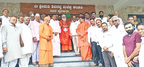 ಜಮಖಂಡಿಯಲ್ಲಿ ಶಾಸಕ ಜಗದೀಶ ಗುಡಗುಂಟಿ ಅವರ ನಿವಾಸದಲ್ಲಿ ಶರಣ ನವರಾತ್ರಿ ದಸರಾ ದರ್ಬಾರ ಮಹೋತ್ಸವ ಧರ್ಮ ಸಮ್ಮೇಳನದ ಪೂರ್ವಭಾವಿ ಸಭೆ ನಡೆಯಿತು.  ಬಾಳೆಹೊನ್ನೂರು ರಂಭಾಪುರಿಯ ಡಾ. ವೀರ ಸೋಮೇಶ್ವರ ಜಗದ್ಗುರುಗಳು, ಕಲ್ಯಾಣ ಮಠದ ಗೌರಿಶಂಕರ ಶಿವಾಚಾರ್ಯ ಶ್ರೀಗಳು, ಶರಣಬಸವ ಶಿವಾಚಾರ್ಯ ಶ್ರೀಗಳು, ಹಿರೇಪಡಸಲಗಿಯ ಸಿದ್ಧಲಿಂಗ ಶಿವಾಚಾರ್ಯ ಶ್ರೀಗಳು ಇತರರಿದ್ದರು. 