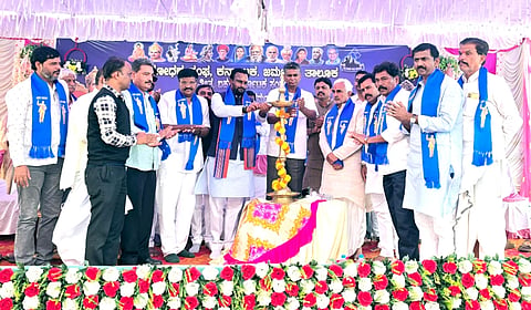ಜಮಖಂಡಿ ತಾಲೂಕಿನ ಗೊಠೆ ಗ್ರಾಮದಲ್ಲಿ ಸತ್ಯಶೋಧಕ ಸಂಘ, ಜಾತ್ಯಾತೀತ, ಬಹುತ್ವ ಕರ್ನಾಟಕ ಸಂಕಲ್ಪದ ಸರ್ವ ಜಾತಿ ಸರ್ವಧರ್ಮ, ಸಹೋದರತ್ವ ಸಮಾವೇಶ, ಬಸವ-ಭೀಮ ಸಂಗಮ ಕಾರ್ಯಕ್ರಮವನ್ನು ಸಚಿವರಾದ ಸತೀಶ ಜಾರಕಿಹೊಳಿ, ವಿಜಯಾನಂದ ಕಾಶಪ್ಪನವರ ಉದ್ಘಾಟಿಸಿದರು. ಶಾಸಕ ಜೆ.ಟಿ. ಪಾಟೀಲ, ಪರಶುರಾಮ ಮಹಾರಾಜನವರ, ಗಂಗಾ ಅನಂತಪುರ ಇತರರಿದ್ದರು.