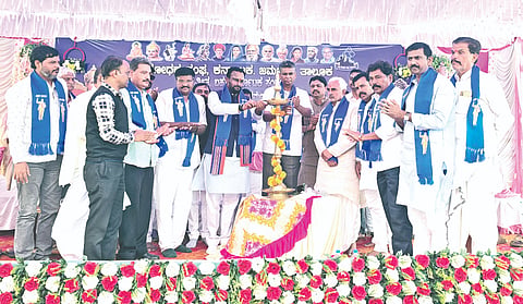 ಜಮಖಂಡಿ ತಾಲೂಕಿನ ಗೊಠೆ ಗ್ರಾಮದಲ್ಲಿ ಸತ್ಯಶೋಧಕ ಸಂಘ, ಜಾತ್ಯಾತೀತ, ಬಹುತ್ವ ಕರ್ನಾಟಕ ಸಂಕಲ್ಪದ ಸರ್ವ ಜಾತಿ ಸರ್ವಧರ್ಮ, ಸಹೋದರತ್ವ ಸಮಾವೇಶ, ಬಸವ-ಭೀಮ ಸಂಗಮ ಕಾರ್ಯಕ್ರಮವನ್ನು ಸಚಿವರಾದ ಸತೀಶ ಜಾರಕಿಹೊಳಿ, ವಿಜಯಾನಂದ ಕಾಶಪ್ಪನವರ ಉದ್ಘಾಟಿಸಿದರು. ಶಾಸಕ ಜೆ.ಟಿ. ಪಾಟೀಲ, ಪರಶುರಾಮ ಮಹಾರಾಜನವರ, ಗಂಗಾ ಅನಂತಪುರ, ಬಿ.ಎಸ್. ಸಿಂಧೂರ ಇತರರಿದ್ದರು.