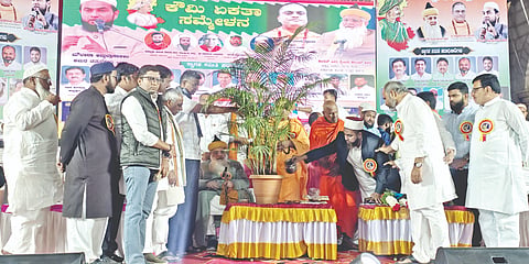 ಜಮಖಂಡಿ ನಗರದ ಅಬುಬಕರ ದರ್ಗಾದಲ್ಲಿ ನಡೆದ ಕೌಮಿ ಏಕತಾ ಸಮ್ಮೇಳನ ಲೋಕೋಪಯೋಗಿ ಇಲಾಖೆ ಸಚಿವ ಸತೀಶ ಜಾರಕಿಹೊಳಿ ಉದ್ಘಾಟಿಸಿದರು. ಹಾವೇರಿಯ ಅಲ್ಲಮಪ್ರಭು ಅಹಿಂದ ಪೀಠದ ಮಹೇಶ್ವರಾನಂದ ಸ್ವಾಮೀಜಿ, ಓಲೆಮಠದ ಆನಂದ ದೇವರು, ರುದ್ರಾವಧೂತ ಮಠದ ಸಹಜಾನಂದ, ಜಿಲ್ಲಾ ಉಸ್ತುವಾರಿ ಸಚಿವ ಆರ್.ಬಿ. ತಿಮ್ಮಾಪೂರ, ಮಾಜಿ ಶಾಸಕ ಆನಂದ ನ್ಯಾಮಗೌಡ ಇದ್ದರು.
