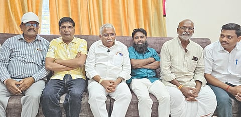 ಜಮಖಂಡಿ ನಗರದ ಕಾಂಗ್ರೆಸ್ ಮುಖಂಡ ಡಾ.ತೌಫಿಕ ಪಾರ್ಥನಳ್ಳಿ ಅವರ ನಿವಾಸದಲ್ಲಿ ಸಚಿವ ಆರ್.ಬಿ. ತಿಮ್ಮಾಪೂರ ಮಾತನಾಡಿದರು. ಅಬುಬಕರ ಕುಡಚಿ, ಬಿ.ಜಿ. ಪಾಟೀಲ ಇತರರಿದ್ದಾರೆ.