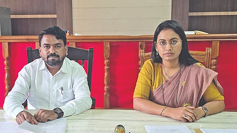 ಜಮಖಂಡಿಯಲ್ಲಿ ನಡೆದ ಸುದ್ದಿಗೋಷ್ಠಿಯಲ್ಲಿ ಎಸಿ ಶ್ವೇತಾ ಬೀಡಿಕರ ಮಾತನಾಡಿದರು. ತಹಸೀಲ್ದಾರ್ ಅನೀಲ ಬಡಿಗೇರ ಇದ್ದಾರೆ.