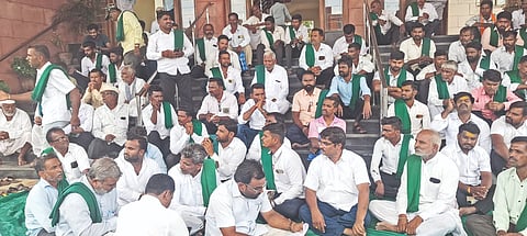ಜಮಖಂಡಿ ತಾಲೂಕು ಆಡಳಿತ ಸೌಧದ ಎದುರು ವಿವಿಧ ಬೇಡಿಕೆಗಳ ಈಡೇರಿಕೆಗೆ ಆಗ್ರಹಿಸಿ ರೈತರು ಪ್ರತಿಭಟನೆ ನಡೆಸಿದರು. ರೈತ ಮುಖಂಡರಾದ ಶ್ರೀಶೈಲ ಭೂಮಾರ, ರಾಜು ನದಾಫ್, ಹನಮಂತ ಮಗದುಮ, ಯಲ್ಲಪ್ಪ ಹೆಗಡೆ, ಬಾಹುಬಲಿ ನ್ಯಾಮಗೌಡ, ಕಲ್ಲಪ್ಪ ಬಿರಾದಾರ, ಗುಡುಸಾಬ ಹೊನವಾಡ ಇತರರಿದ್ದರು.
