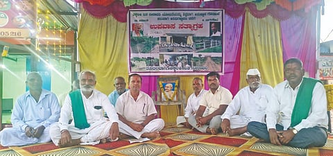 ಜಮಖಂಡಿ ತಾಲೂಕಿನ ಚಿಕ್ಕಲಕಿ ಕ್ರಾಸ್‌ನಲ್ಲಿ ಎಕ್ಕಲಮಟ್ಟಿ ಏತ ನೀರಾವರಿ ಯೋಜನೆ ಪೂರ್ಣಗೊಳಿಸುವಂತೆ ಆಗ್ರಹಿಸಿ ರೈತರು ಉಪವಾಸ ಸತ್ಯಾಗ್ರಹ ನಡೆಸುತ್ತಿರುವುದು. ರಾಮಪ್ಪ ಕರ್ಜಗಿ, ಅಪ್ಪಸಿ ಸೂರ್ಯವಂಶಿ, ಸಿದರಾಯ ಸನಸಿದ್ದ, ಎಂ.ಎನ್. ಒಡೆಯರ, ಬಸು ಕಡ್ಲಿ, ಬಸಪ್ಪ ಕರ್ಜಗಿ, ರಾಜ ಭಜಂತ್ರಿ, ಸದಾನಂದ ಹೊನವಾಡ, ಭೀಮಪ್ಪ ಜಾನೋಜಿ, ಜ್ಯೋತಿಬಾ ಚವಾಣ್ ಮತ್ತಿತರರಿದ್ದರು.