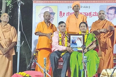ಜಮಖಂಡಿ ತಾಲೂಕಿನ ಹುಲ್ಯಾಳ ಗ್ರಾಮದ ಗುರುದೇವಾಶ್ರಮದಲ್ಲಿ ಗುರುದೇವ ಸತ್ಸಂಗ ಬಳಗದ ಆಶ್ರಯದಲ್ಲಿ ಹಮ್ಮಿಕೊಂಡಿದ್ದ ಸತ್ಸಂಗ ಕಾರ್ಯಕ್ರಮದಲ್ಲಿ ಕುಬಕಡ್ಡಿ ದಂಪತಿಯನ್ನು ಸನ್ಮಾನಿಸಲಾಯಿತು. ಗಣೇಶಲಿಂಗ ಶ್ರೀಗಳು, ನಿತ್ಯಾನಂದ ಶ್ರೀಗಳು, ಹರ್ಷಾನಂದ ಶ್ರೀಗಳು ಇದ್ದರು.