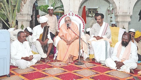 ಜಮಖಂಡಿ ತಾಲೂಕಿನ ಹುನ್ನೂರು ಗ್ರಾಮದ ಕಾಶಿಲಿಂಗ ಜಾತ್ರಾ ಮಹೋತ್ಸವ ಹಾಗೂ ದೇವಸ್ಥಾನ ಉದ್ಘಾಟನಾ ಸಮಾರಂಭದಲ್ಲಿ ದುಂಡೇಶ್ವರ ಮಹಾಸ್ವಾಮಿಗಳು ಆಶೀರ್ವಚನ ನೀಡಿದರು.