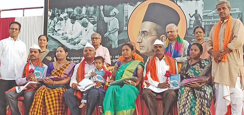 ಜಮಖಂಡಿ ನಗರದ ಬಸವ ಭವನದ ಆವರಣದಲ್ಲಿ ನಡೆದ ವೀರ ಸಾವರ್ಕರ ಜಯಂತಿ ಕಾರ್ಯಕ್ರಮದಲ್ಲಿ ಮೂರಕ್ಕೂ ಹೆಚ್ಚು ಮಕ್ಕಳನ್ನು ಹೆತ್ತ ದಂಪತಿಗಳನ್ನು ಸಂಘಟಕರು ಸನ್ಮಾನಿಸಿದರು. ಬಿಜೆಪಿ ರಾಷ್ಟ್ರೀಯ ಪ್ರಧಾನ ಕಾರ್ಯದರ್ಶಿ ಬಿ.ಎಲ್. ಸಂತೋಷ, ತಾತಾಸಾಹೇಬ ಬಾಂಗಿ, ಕೃಷ್ಣಾನಂದ ಅವಧೂತರು ಇದ್ದರು.