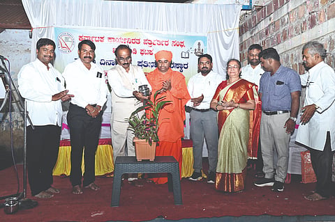 ಜಮಖಂಡಿ ನಗರದಲ್ಲಿ ನಡೆದ ಪತ್ರಿಕಾ ದಿನಾಚರಣೆ ಕಾರ್ಯಕ್ರಮವನ್ನು ಶಾಸಕ ನಾಡೋಜ ಜಗದೀಶ ಗುಡಗುಂಟಿ ಉದ್ಘಾಟಿಸಿದರು. ಡಾ. ವಿಜಯಲಕ್ಷ್ಮೀ ತುಂಗಳ, ತಹಸೀಲ್ದಾರ್ ಅನೀಲ ಬಡಿಗೇರ, ಶಿವಲಿಂಗ ಪಂಡಿತಾರಾಧ್ಯ ಶಿವಾಚಾರ್ಯ ಶ್ರೀಗಳು,  ಲಕ್ಷ್ಮೀಕಾಂತ ದುದಗಿ ಇತರರಿದ್ದರು.