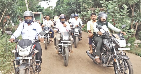 ಜಮಖಂಡಿ ತಾಲೂಕಿನ ಮೈಗೂರ ಗ್ರಾಮದಲ್ಲಿ ತಾಪಂ ಇಒ ಮಂಜುನಾಥ ಬಡಿಗೇರ ಹಾಗೂ ವಿವಿಧ ಗ್ರಾಮ ಪಂಚಾಯಿತಿಗಳ ಪಿಡಿಒಗಳು ಮತ್ತು ಅಧಿಕಾರಿಗಳು ವಿಬಿಜಿ ರಾಮಜಿ ಯೋಜನೆ ಕುರಿತು ಬೈಕ್ ಜಾಥಾ ಮೂಲಕ ಜಾಗೃತಿ ಮೂಡಿಸಿದರು. ಮೈಗೂರ ಗ್ರಾಪಂ ಪಿಡಿಒ ಕುತ್ಬುದ್ದಿನ್ ಖಾಜಿ, ಸಹಾಯಕ ನಿರ್ದೇಶಕ (ಗ್ರಾ.ಉ), ತಾಲೂಕಿನ ವಿವಿಧ ಗ್ರಾಪಂಗಳ ಪಂಚಾಯಿತಿ ಅಭಿವೃದ್ಧಿ ಅಧಿಕಾರಿಗಳು, ಕಾರ್ಯದರ್ಶಿಗಳು, ಎಸ್‌ಡಿಎಗಳು, ವಿಬಿಜಿ ರಾಮಜಿ ಸಿಬ್ಬಂದಿ ಇತರರಿದ್ದರು.