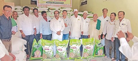 ಜಮಖಂಡಿ ನಗರದ ರೈತ ಸಂಪರ್ಕ ಕೇಂದ್ರದಲ್ಲಿ ೨೦೨೬-೨೭ನೇ ಸಾಲಿನ ಮುಂಗಾರು ಹಂಗಾಮಿನ ಬಿತ್ತನೆ ಬೀಜ ವಿತರಣಾ ಕಾರ್ಯಕ್ರಮಕ್ಕೆ ಶಾಸಕ ನಾಡೋಜ ಜಗದೀಶ ಗುಡಗುಂಟಿ ರೈತರಿಗೆ ಬೀಜ ವಿತರಿಸುವ ಮೂಲಕ ಚಾಲನೆ ನೀಡಿದರು. ಸಹಾಯಕ ಕೃಷಿ ನಿರ್ದೇಶಕ ಸಿದ್ದಪ್ಪ ಬಿ. ಪಟ್ಟಿಹಾಳ, ತಾಲೂಕು ಕೃಷಿಕ ಸಮಾಜದ ಅಧ್ಯಕ್ಷ ಶಿದಲಿಂಗಪ್ಪಗೌಡ ಪಾಟೀಲ, ಜಿಲ್ಲಾ ಪ್ರತಿನಿಽ ನಿಂಗಪ್ಪ ಕಡಪಟ್ಟಿ, ಖಜಾಂಚಿ ಅಶೋಕ ಸದಲಗಿ, ಧರೆಪ್ಪ ಆಲಗೂರ, ಪ್ರಗತಿಪರ ರೈತರಾದ ಸುರೇಶಗೌಡ ಪಾಟೀಲ ಇತರರಿದ್ದರು.