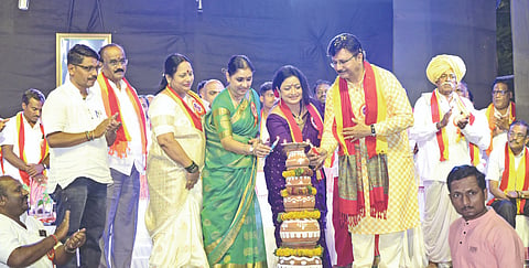 ಜಮಖಂಡಿ ತಾಲೂಕಿನ ಮೈಗೂರ ಗ್ರಾಮದ ಗುರುದೇವಾಶ್ರಮದಲ್ಲಿ ಆಯೋಜಿಸಿದ್ದ ‘ಮೈಗೂರಿನ ಪವಾಡ ಪುರುಷ’ ಪೌರಾಣಿಕ ನಾಟಕ ಕಾರ್ಯಕ್ರಮವನ್ನು ಹಿರಿಯ ನಟ ಶ್ರೀಧರ್ ಉದ್ಘಾಟಿಸಿದರು. ನಟಿಯರಾದ ಅನು ಪ್ರಭಾಕರ್, ಭವ್ಯಾ, ಶಾಸಕ ನಾಡೋಜ ಜಗದೀಶ ಗುಡಗುಂಟಿ, ಸಾಹಿತಿ ಪ್ರಕಾಶ ಮಠಪತಿ ಇತರರಿದ್ದರು.
