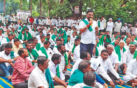 ಜಮಖಂಡಿ ನಗರದ ಬಿಡಿಸಿಸಿ ಬ್ಯಾಂಕ್ ಮುಂದೆ ಸೋಮವಾರ ರಾಜ್ಯ ರೈತ ಸಂಘ ಹಾಗೂ ಹಸಿರು ಸೇನೆಯಿಂದ ನಡೆದ ಪ್ರತಿಭಟನೆಯಲ್ಲಿ ರೈತ ಮುಖಂಡ ಚುನಪ್ಪ ಪೂಜಾರಿ ಮಾತನಾಡಿದರು. ರಾಜು ನದಾಫ್, ಯಲ್ಲಪ್ಪ ಹೆಗಡೆ, ಸುಶೀಲಕುಮಾರ ಬೆಳಗಲಿ, ಶ್ರೀಶೈಲ ಭೂಮಾರ, ಸಿ.ಆರ್. ಸುತಾರ, ಕಲ್ಲಪ್ಪ ಬಿರಾದಾರ, ಗೂಡುಸಾಬ ಹೊನವಾಡ ಇತರರಿದ್ದರು.