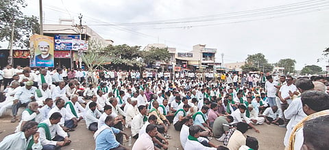 ಜಮಖಂಡಿ ತಾಲೂಕಿನ ತಾಲೂಕಿನ ಚಿಕ್ಕಲಕಿ ಕ್ರಾಸ್‌ಬಳಿ ಕಬ್ಬು ಬೆಳೆಗಾರರು ಧಾರವಾಡ- ವಿಜಯಪುರ ಹೆದ್ದಾರಿ ಬಂದ್‌ಮಾಡಿ ಬೃಹತ್ ಪ್ರತಿಭಟನೆ ನಡೆಸಿದರು.