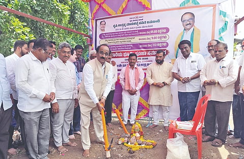 ಜಮಖಂಡಿ ನಗರದ ಎಪಿಎಂಸಿ ಆವರಣದಲ್ಲಿ ವಾಣಿಜ್ಯ ಮಳಿಗೆಗಳ ನಿರ್ಮಾಣ ಕಾಮಗಾರಿಗೆ ಶಾಸಕ ನಾಡೋಜ ಜಗದೀಶ ಗುಡಗುಂಟಿ ಭೂಮಿಪೂಜೆ ನೆರವೇರಿಸಿದರು. ಎಪಿಎಂಸಿ ಎಇಇ ಎಲ್.ಬಿ. ಲಮಾಣಿ, ಕಾರ್ಯದರ್ಶಿ ಆನಂದ ರತ್ನಾಕರ, ಮುಖಂಡರಾದ ಮಲ್ಲುದಾನಗೌಡ, ಈಶ್ವರ ಆದೆಪ್ಪನವರ, ಮಲ್ಲು ಚನವೀರ, ಸುರೇಶಗೌಡ ಪಾಟೀಲ ಇತರರಿದ್ದರು.
