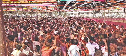 ಜಮಖಂಡಿ ನಗರದ ಅರಣ್ಯ ಇಲಾಖೆ ಕಚೇರಿ ರಸ್ತೆಯ ಮೈದಾನದಲ್ಲಿ ನಡೆದ ರಂಗಕೇಸರಿ ಉತ್ಸವದಲ್ಲಿ ಡಿಜೆ ಸಂಗೀತಕ್ಕೆ ಕುಣಿಯುತ್ತಿರುವ ಯುವಜನತೆ.