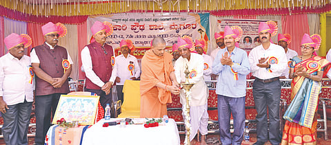 ಜಮಖಂಡಿ ತಾಲೂಕಿನ ಮೈಗೂರ ಗ್ರಾಮದ ಕೆಪಿಎಸ್ ಪ್ರಾಥಮಿಕ ಶಾಲಾ ಆವರಣದಲ್ಲಿ ನಡೆದ ಗುರುವಂದನಾ ಸ್ನೇಹ ಸಮ್ಮಿಲನ ಕಾರ್ಯಕ್ರಮವನ್ನು ಗುರುದೇವಾಶ್ರಮದ ಗುರುಪ್ರಸಾದ ಸ್ವಾಮೀಜಿ ಉದ್ಘಾಟಿಸಿದರು. ಪ್ರಾಚಾರ್ಯ ಎಂ.ಎಲ್.ಪಾಟೀಲ, ಕೆಪಿಎಸ್ ಉಪಾಧ್ಯಕ್ಷ ಬಾಹುಬಲಿ ಕವಟಕೊಪ್ಪ, ಉಪಪ್ರಾಚಾರ್ಯ ಬಿ.ಎಂ.ಬಳೂಲಮಟ್ಟಿ, ಉಪನ್ಯಾಸಕ ಕೆ.ಬಿ.ಬೆಳಗಲಿ, ಬಸವರಾಜ ಹರೋಲಿ, ರಾವಸಾಬ ಪಾಟೀಲ, ಮಹಾದೇವ ಭಿಮನಹಳ್ಳಿ, ಸಂಜು ಹೆಗ್ಗಳಗಿ, ಶಿವಾನಂದ ಶಿಂಗೆ ಇತರರು ಇದ್ದರು.