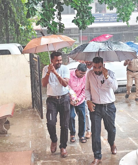 ಜಮಖಂಡಿ ನಗರದಲ್ಲಿ ಸುರಿಯುತ್ತಿದ್ದ ಮಳೆಯಲ್ಲೇ ಜಿಪಂ ಸಿಇಒ ಗಜಾನನ ಬಾಲೆ ಅವರು ಛತ್ರಿ ಹಿಡಿದುಕೊಂಡು ಹಾಸ್ಟೆಲ್‌ಗೆ ಭೇಟಿ ನೀಡಿದರು.