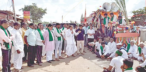  ಪ್ರತಿ ಟನ್ ಕಬ್ಬಿಗೆ 3500 ರೂ. ಬೆಂಬಲ ಬೆಲೆ ನಿಗದಿಪಡಿಸಬೇಕು ಆಗ್ರಹಿಸಿ ಜಮಖಂಡಿ ಸಮೀಪದ ಜಂಬಗಿ ಬಿ.ಕೆ. ಸೇತುವೆ ಕ್ರಾಸ್‌ನಲ್ಲ್ಲಿ ಕಬ್ಬು ಬೆಳಗಾರರು ಹೋರಾಟ ನಡೆಸಿದರು. ಮಾಜಿ ಶಾಸಕ ಶ್ರೀಕಾಂತ ಕುಲಕರ್ಣಿ, ರೈತ ಮುಖಂಡ ಬಿ.ಎಸ್. ಸಿಂಧೂರ, ಸುಶೀಲಕುಮಾರ ಬೆಳಗಲಿ ಇತರರಿದ್ದರು.