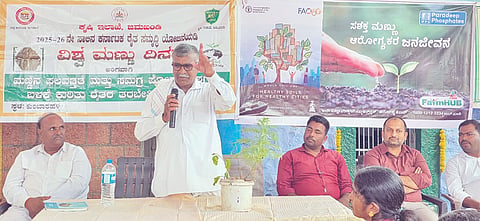  ಜಮಖಂಡಿ ತಾಲೂಕಿನ ಕುಂಬಾರಹಳ್ಳ ಗ್ರಾಮದಲ್ಲಿ ನಡೆದ ವಿಶ್ವ ಮಣ್ಣು ದಿನ ಕಾರ್ಯಕ್ರಮದಲ್ಲಿ ಕಷಿ ಪಂಡಿತ ಪ್ರಶಸ್ತಿ ಪುರಸ್ಕೃತ ಮಹಾದೇವ ರಾಮಪ್ಪ ಗೌರನ್ನವರ ಮಾತನಾಡಿದರು. ಕೆ.ಎ. ಮಖಂಡಿ, ಭರತೇಶ ಬತಗಿ, ಸಿದ್ದು ಮಾಳಿ ಇತರರು ಇದ್ದರು.