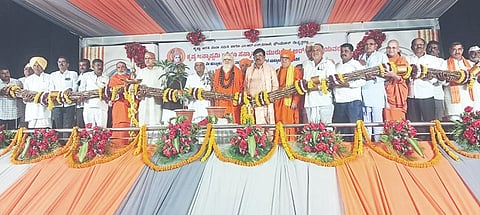ಜಮಖಂಡಿ ತಾಲೂಕಿನ ಹಿಪ್ಪರಗಿ ಗ್ರಾಮದಲ್ಲಿ ನಡೆದ ಕಾರ್ಯಕ್ರಮದಲ್ಲಿ ಮಾಜಿ ಸಚಿವ ಮುರುಗೇಶ ನಿರಾಣಿ ಅವರಿಗೆ ಬೃಹತ್ ಕಬ್ಬಿನ ಹಾರ ಹಾಕಿ ಸನ್ಮಾನಿಸಿದರು. ನೊಣವಿನಕೆರೆ ಗಂಗಾಧರ ಅಜ್ಜಯ್ಯ, ದೇವಗಿರಿ ಬಾಬಾ, ಪ್ರಭುಜಿ ಬೆನ್ನಾಳೆ ಮಹಾರಾಜರು, ಶಿವಲಿಂಗ ಪಂಡಿತಾರಾಧ್ಯ ಶಿವಾಚಾರ್ಯ ಶ್ರೀಗಳು, ಶಂಕರ ಕಿತ್ತೂರ ಇತರರಿದ್ದರು.
