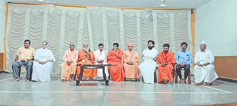  ಜಮಖಂಡಿ ನಗರದ ಕಲ್ಯಾಣ ಮಠದಲ್ಲಿ ನಡೆದ ಪೂರ್ವ ಭಾವಿ ಸಭೆಯಲ್ಲಿ ಮುತ್ತಿನಕಂತಿ ಹಿರೇಮಠದ ಶಿವಲಿಂಗ ಪಂಡಿತಾರಾಧ್ಯ ಶಿವಾಚಾರ್ಯ ಶ್ರೀಗಳು ಮಾತನಾಡಿದರು. ವಿಶ್ವಪ್ರಭುದೇವ ಶಿವಾಚಾರ್ಯರು, ಗೌರಿಶಂಕರ ಶಿವಾಚಾರ್ಯರು, ಡಾ. ವಿಶ್ವಪ್ರಭುದೇವ ಶಿವಾಚಾರ್ಯರು, ಓಲೆಮಠದ ಆನಂದ ದೇವರು ಇತರರಿದ್ದರು.