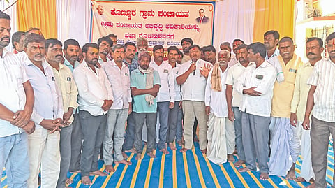 ಜಮಖಂಡಿ ತಾಲೂಕಿನ ಕೊಣ್ಣೂರ ಗ್ರಾ.ಪಂ. ಆವರಣದಲ್ಲಿ ಪಿಡಿಒ ವಜಾಗೊಳಿಸುವಂತೆ ಆಗ್ರಹಿಸಿ ಗ್ರಾಮಸ್ಥರು ಧರಣಿ ನಡೆಸಿದರು. ಮಲ್ಲಪ್ಪ ಮಲಘಾಣ, ರುದ್ರಪ್ಪ ಜಾನಮಟ್ಟಿ, ಮಂಜು ನೆಂಬರಗಿ, ಮಹಮ್ಮದ ಪೆಂಡಾರಿ, ತಾ.ಪಂ. ಮಾಜಿ ಸದಸ್ಯ ಭಿಮಶಿ ಹಾದಿಮನಿ ಇತರರಿದ್ದಾರೆ.