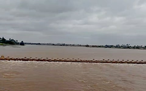  ಜಮಖಂಡಿ ತಾಲೂಕಿನ ಚಿಕ್ಕಪಡಸಲಗಿ ಶ್ರಮಬಿಂದು ಸಾಗರ ಸೋಮವಾರ ಮೈದುಂಬಿಕೊAಡು ಉಕ್ಕಿ ಹರಿಯುತ್ತಿರುವುದು. 