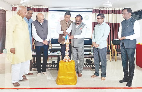 ಜಮಖಂಡಿ ನಗರದ ಬಾಗಲಕೋಟೆ ವಿಶ್ವವಿದ್ಯಾಲಯದಲ್ಲಿ ಗುರುದೇವ ಡಾ.ಆರ್.ಡಿ.ರಾನಡೆ ಅವರ ಅಧ್ಯಯನಕ್ಕಾಗಿ ತುಲನಾತ್ಮಕ ಮತ್ತು ಆಧ್ಯಾತ್ಮಿಕ ಅನುಭಾವ ಅಧ್ಯಯನ ಕೇಂದ್ರವನ್ನು ಶಾಸಕ ಜಗದೀಶ ಗುಡಗುಂಟಿ ಉದ್ಘಾಟಿಸಿದರು. ನಿವೃತ್ತ ಹಿರಿಯ ನ್ಯಾಯಮೂರ್ತಿ ಕೃಷ್ಣಾ ದೀಕ್ಷಿತ್, ಮಾಜಿ ಶಾಸಕರಾದ ಶ್ರೀಕಾಂತ ಕುಲಕರ್ಣಿ, ಆನಂದ ನ್ಯಾಮಗೌಡ, ಕುಲಪತಿ ಪ್ರೊ.ಆನಂದ್ ಎಸ್. ದೇಶಪಾಂಡೆ ಎಂ.ಬಿ. ಜಿರಲಿ, ಕುಲಸಚಿವ ಸೋಮಲಿಂಗ ಗೆಣ್ಣೂರ ಇದ್ದಾರೆ.   