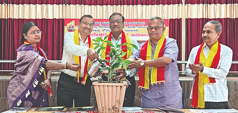  ಜಮಖಂಡಿಯಲ್ಲಿ ನಡೆದ ಕವಿಗೋಷ್ಠಿ, ಸಾಧಕರ ಸನ್ಮಾನ ಮತ್ತು ಪ್ರಶಸ್ತಿ ಪ್ರದಾನ ಸಮಾರಂಭವನ್ನು  ಸಾಹಿತಿ ಮ.ಕೃ. ಮೇಗಾಡಿ ಉದ್ಘಾಟಿಸಿದರು. ಇಂದಿರಾ ಜಲದುರ್ಗ, ಡಾ. ಸಂಗಮೇಶ ಮಟೋಳಿ, ಶಿವಾನಂದ ಶೆಲ್ಲಿಕೇರಿ, ಪ್ರೊ. ಬಸವರಾಜ ಕಡ್ಡಿ ಇದ್ದಾರೆ.