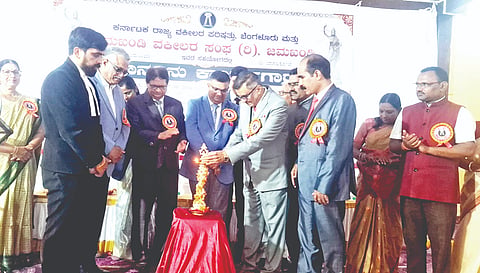 ಜಮಖಂಡಿ ನಗರದ ಎಸ್.ಆರ್.ಎ ಕ್ಲಬ್ ನಲ್ಲಿ ರಾಜ್ಯ ವಕೀಲರ ಪರಿಷತ್ ಹಾಗೂ ವಕೀಲರ ಸಂಘದ ಸಹಯೋಗದಲ್ಲಿ ಆಯೋಜಿಸಿದ್ದ ಕಾನೂನು ಕಾರ್ಯಾಗಾರವನ್ನು ನ್ಯಾಯಾಧೀಶ ಮಹಮ್ಮದ ಇಮ್ತಿಯಾಜ್ ಅಹಮದ್ ಉದ್ಘಾಟಿಸಿದರು. ಬಿ.ವಿ.ಕೋರಿಮಠ, ನಾರಾಯಣಸ್ವಾಮಿ ಜಿ., ಎ.ಪಿ.ಕುಲಕರ್ಣಿ ಇತರರಿದ್ದರು.