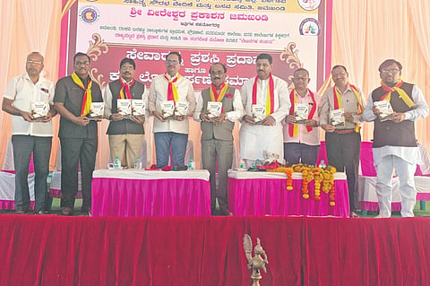 ಜಮಖಂಡಿಯಲ್ಲಿ ನಡೆದ ಸಮಾರಂಭದಲ್ಲಿ ಲೇಖನಗಳ ಸಂಚಯ ಕೃತಿಯನ್ನು ಶಾಸಕ ಜಗದೀಶ ಗುಡಗುಂಟಿ ಲೋಕಾರ್ಪಣೆ ಮಾಡಿದರು. ಡಾ. ಸಂಗಮೇಶ ಮಟೋಳಿ, ಡಾ. ಎಚ್.ಬಿ. ಕೋಲ್ಕಾರ, ನಾಗೇಶ ಜೆ. ನಾಯಕ, ಕಾಡು ಮಾಳಿ, ಶಿವಾನಂದ ಶೆಲ್ಲಿಕೇರಿ, ಮ.ಕೃ. ಮೇಗಾಡಿ, ಸಂತೋಷ ತಳಕೇರಿ ಇತರರಿದ್ದರು.