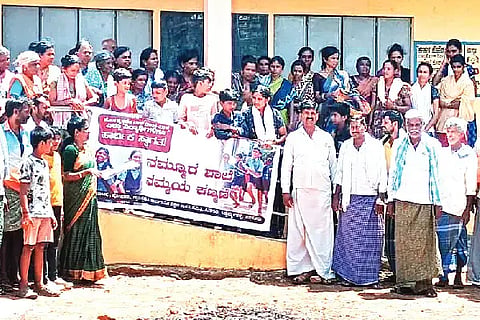 Magnet ಜಗಳೂರು ತಾಲೂಕಿನ ಸಿದ್ದಮ್ಮನಹಳ್ಳಿಯಲ್ಲಿ ಕೆಪಿಎಸ್ ಮ್ಯಾಗ್ನೆಟ್ ಯೋಜನೆ ವಿರೋಧಿಸಿ ಗ್ರಾಮಸ್ಥರು ಹಮ್ಮಿಕೊಂಡಿದ್ದ ಪ್ರತಿಭಟನೆ. ಇಂದಿರಾ, ತಿಪ್ಪೇಸ್ವಾಮಿ ಅಣಬೇರು, ಚೇರ್ಮನ್ ತಿಪ್ಪೇಸ್ವಾಮಿ, ದೊಡ್ಡ ನಾಗೇಂದ್ರಪ್ಪ, ಟಿ. ಮಾರಣ್ಣ, ಜಯಮ್ಮ, ಕಾಟಮ್ಮ, ಈರಮ್ಮ ಚಿತ್ರದಲ್ಲಿದ್ದಾರೆ.