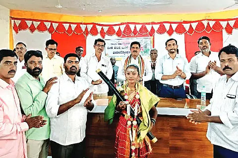 ಜಗಳೂರು ಪಟ್ಟಣದ ತಾಲೂಕು ಪಂಚಾಯಿತಿ ಸಭಾಂಗಣದಲ್ಲಿ ಮಂಗಳವಾರ ಹಮ್ಮಿಕೊಂಡಿದ್ದ ವೀರ ವನಿತೆ ಒನಕೆ ಓಬವ್ವ ಜಯಂತ್ಯುತ್ಸವದಲ್ಲಿ ಓಬವ್ವ ಪಾತ್ರಧಾರಿ ವಿದ್ಯಾರ್ಥಿನಿಯನ್ನು ಸನ್ಮಾನಿಸಲಾಯಿತು. ಬಿ. ದೇವೇಂದ್ರಪ್ಪ, ಕೆ.ಪಿ ಪಾಲಯ್ಯ, ಸಣ್ಣ ಸೂರಯ್ಯ, ಸೈಯದ್ ಕಲೀಂಉಲ್ಲಾ, ಕೆಂಚಪ್ಪ, ಹಾಲಮೂರ್ತಿ, ನಿಜಲಿಂಗಪ್ಪ, ಬಿ.ಮಹೇಶ್ವರಪ್ಪ ಇದ್ದರು.