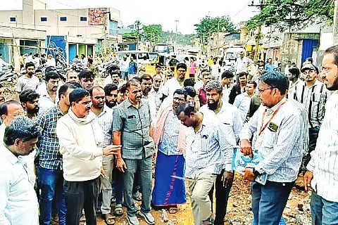 ಜಗಳೂರು ಪಟ್ಟಣದಲ್ಲಿ ರಸ್ತೆ ವಿಸ್ತರಣೆ ಕಾಮಗಾರಿಯನ್ನು ಶಾಸಕ ಬಿ. ದೇವೇಂದ್ರಪ್ಪ ವೀಕ್ಷಿಸಿದರು. ಕೆ.ಪಿ ಪಾಲಯ್ಯ,  ಸೈಯದ್ ಕಲೀಂಉಲ್ಲಾ, ನಾಗರಾಜ್, ಪುರುಷೋತ್ತಮರೆಡ್ಡಿ, ಸಿ. ಲೋಕ್ಯಾನಾಯ್ಕಾ, ನವೀನ್‌ಕುಮಾರ್ ಇದ್ದರು.