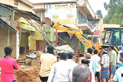 ಜಗಳೂರು ಪಟ್ಟಣದ ಮಲ್ಪೆ- ಮೊಳಕಾಲ್ಮೂರು ರಾಜ್ಯ ಹೆದ್ದಾರಿ-65ರ ಒತ್ತುವರಿ ಕಟ್ಟಡಗಳನ್ನು ತೆರೆವುಗೊಳಿಸುತ್ತಿರುವುದು. 