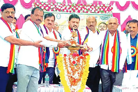 ಚನ್ನಗಿರಿಯಲ್ಲಿ ಸೋಮವಾರ ಹಮ್ಮಿಕೊಂಡಿದ್ದ ಸಹಕಾರ ಸಪ್ತಾಹ ಕಾರ್ಯಕ್ರಮವನ್ನು ಶಾಸಕ ಬಸವರಾಜ್ ಶಿವಗಂಗಾ ಉದ್ಘಾಟಿಸಿದರು. ಕೋಗುಂಡಿ ಬಕ್ಕೇಶಪ್ಪ, ಜಿ.ಎನ್.ಸ್ವಾಮಿ, ಸಂತೋಷ್, ಎಚ್.ಕೆ. ಬಸಪ್ಪ, ತೇಜಸ್ವಿ ಪಟೇಲ್ ಇತರರು ಇದ್ದರು. 