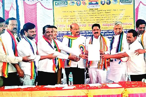 ಜಗಳೂರು ತಾಲೂಕು ಚಿಕ್ಕಮಲ್ಲನಹೊಳೆ ಗ್ರಾಮದಲ್ಲಿ  ಹಮ್ಮಿಕೊಂಡಿದ್ದ ಅಖಿಲ ಭಾರತ ಸಹಕಾರ ಸಪ್ತಾಹ ಕಾರ್ಯಕ್ರಮದಲ್ಲಿ   ಶಾಸಕ ಬಿ. ದೇವೇಂದ್ರಪ್ಪ ಅವರಿಗೆ ಸಂಘದ ಪದಾಧಿಕಾರಿಗಳು ಮನವಿ ಸಲ್ಲಿಸಿದರು. ರುದ್ರಮುನಿ ಇತರರು ಇದ್ದರು. saptah