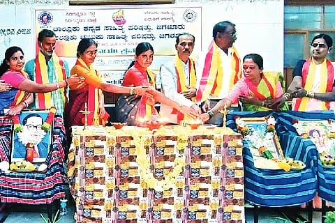 ಜಗಳೂರು ತಾಲೂಕಿನ ಕಲ್ಲೇದೇವರಪುರದಲ್ಲಿ ಭಾನುವಾರ ಹಮ್ಮಿಕೊಂಡಿದ್ದ ದತ್ತಿ ಉಪನ್ಯಾಸ ಕಾರ್ಯಕ್ರಮವನ್ನು ಡಾ.ಡಿ. ಫ್ರಾನ್ಸಿಸ್ ಕ್ಸೇವಿಯರ್ ಉದ್ಘಾಟಿಸಿದರು. ಪಿ. ಜಯರಾಮನ್, ಕೆ. ಸುಜಾತಮ್ಮ ರಾಜು, ವಸಂತಕುಮಾರಿ ತಿಪ್ಪೇಸ್ವಾಮಿ ಇದ್ದರು.