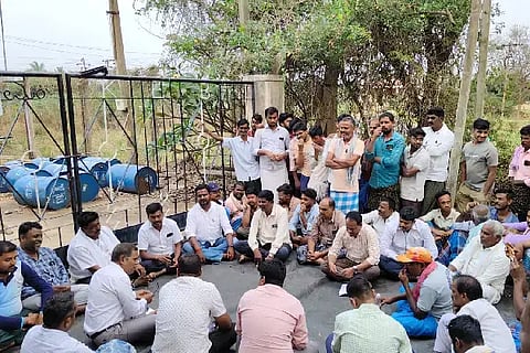  ಕೃಷಿ  ಪಂಪ್‌ಸೆಟ್‌ಗಳಿಗೆ ಸಮರ್ಪಕವಾಗಿ ವಿದ್ಯುತ್ ಪೂರೈಕೆ ಮಾಡುವಂತೆ ಆಗ್ರಹಿಸಿ ಸೋಮವಾರ ರೈತರು ಜಗಳೂರು ತಾಲೂಕಿನ ಪಲ್ಲಾಗಟ್ಟೆ ಗ್ರಾಮದ ಪವರ್ ಸ್ಟೇಷನ್‌ಗೆ ಮುತ್ತಿಗೆ ಹಾಕಿ ಪ್ರತಿಭಟನೆ ನಡೆಸಿದರು. ಗೋಡೆ ಪ್ರಕಾಶ್, ಬಸವರಾಜ್, ಕೆ.ಇ. ಶೇಖರಪ್ಪ, ಮಾರುತಿ, ವಿ.ವಿ. ಸುರೇಶ್, ಜಿ.ಪಿ. ಶಿವಕುಮಾರ್ ಇತರರಿದ್ದರು. protest