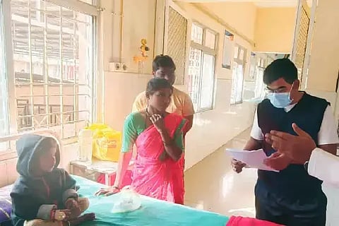 ಜಗಳೂರು ಪಟ್ಟಣದ ಸಾರ್ವಜನಿಕ ಆಸ್ಪತ್ರೆಗೆ ಸೋಮವಾರ ಜಿಪಂ ಸಿಇಒ ಗಿತ್ತೆ ಮಾಧವ ವಿಠಲ ರಾವ್ ಭೇಟಿ ನೀಡಿ ಪರಿಶೀಲಿಸಿದರು. ತಾಪಂ ಇಒ ಕೆಂಚಪ್ಪ, ವೈದ್ಯರಾದ ಡಾ. ಜಯಕುಮಾರ್, ಡಾ. ಶಾಲಿನಿ, ಸಿಬ್ಬಂದಿ ಏಕಾಂತಮ್ಮ, ಅಣ್ಣೇಶ್ ಇದ್ದರು. visit