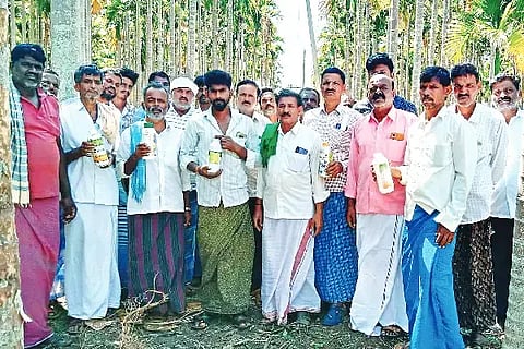 ಜಗಳೂರು ತಾಲೂಕಿನ ಲಿಂಗಣ್ಣನಹಳ್ಳಿ, ಅರಿನಗುಂಡಿ, ಕಟ್ಟಿಗೆಹಳ್ಳಿ ಮತ್ತು ತೋರಣಗಟ್ಟೆ ಗ್ರಾಮದ ರೈತರು ಸೋಮವಾರ ಖಾಸಗಿ  ವಿದ್ಯುತ್ ಕಂಪನಿಯ ವಿರುದ್ಧ ಪ್ರತಿಭಟನೆ ನಡೆಸಿದರು.Protest