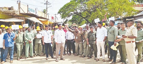 ಜಗಳೂರಿನಲ್ಲಿ ಗುರುವಾರ ವಿದ್ಯುತ್ ಸರಬರಾಜು ನಿಗಮದ ಖಾಸಗೀಕರಣ ವಿರೋಧಿಸಿ ಬೆಸ್ಕಾಂ ನೌಕರರ ಸಂಘದಿಂದ ಪ್ರತಿಭಟನೆ ನಡೆಯಿತು. ಎಇಇ ಮಲ್ಲಿಕಾರ್ಜುನ, ನಾಗಭೂಷಣ್, ಎಇ ಶ್ರೀಧರ್, ಎಇ ಅಭಿಷೇಕ್, ಜೆಇ ರಂಗನಾಥ್ ಇತರರಿದ್ದರು. bescom