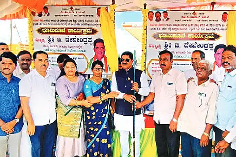 ಜಗಳೂರು ಪಟ್ಟಣದ ಲಿಂಗಣ್ಣನಹಳ್ಳಿ ರಸ್ತೆ ವಿಸ್ತರಣೆ ಮತ್ತು ಡಾಂಬರೀಕರಣ ಕಾಮಗಾರಿಗೆ ಶಾಸಕ ಬಿ. ದೇವೇಂದ್ರಪ್ಪ ಭೂಮಿಪೂಜೆ ನೆರವೇರಿಸಿದರು. ಲೋಕೋಪಯೋಗಿ ಎಇಇ ನಾಗರಾಜ್, ಎಇ ಪುರುಷೋತ್ತಮ ರೆಡ್ಡಿ, ಸಿ. ಲೋಕ್ಯಾನಾಯ್ಕಾ, ಪಿಎಸ್‌ಐ ಗಾದಿಲಿಂಗಪ್ಪ, ಗುತ್ತಿಗೆದಾರ ದೀಪಕ್ ಪಟೇಲ್, ಷಂಷೀರ್ ಅಹಮದ್, ಬಿ. ಮಹೇಶ್ವರಪ್ಪ, ಹಟ್ಟಿ ತಿಪ್ಪೇಸ್ವಾಮಿ ಇದ್ದರು. Earth worship