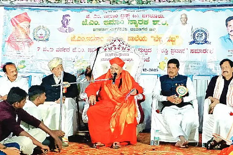 ಜಗಳೂರು ಪಟ್ಟಣದ ಜೆಎಂ ಇಮಾಂ ಸ್ಮಾರಕ ಶಾಲೆಯಲ್ಲಿ ಶುಕ್ರವಾರ ಹಮ್ಮಿಕೊಂಡಿದ್ದ ಬೆಳ್ಳಿ ಹಬ್ಬ ಜೆ.ಎಂ. ಇಮಾಂ ಸ್ಮಾರಕ 7ನೇ ವರ್ಷದ ರಾಜ್ಯ ಮಟ್ಟದ ಪ್ರಶಸ್ತಿ ಪ್ರದಾನ ಕಾರ್ಯಕ್ರಮದಲ್ಲಿ ಸಿರಿಗೆರೆ ಶ್ರೀ ಡಾ. ಶಿವಮೂರ್ತಿ ಶಿವಾಚಾರ್ಯ ಸ್ವಾಮೀಜಿ ಮಾತನಾಡಿದರು. ಶಾಸಕ ಬಿ. ದೇವೇಂದ್ರಪ್ಪ, ಮಾಜಿ ಶಾಸಕ ಎಚ್.ಪಿ. ರಾಜೇಶ್ ಇದ್ದರು.Award presentation