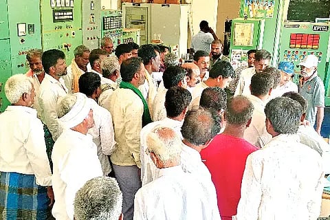 ಜಗಳೂರು ತಾಲೂಕಿನ ಜಮ್ಮಾಪುರ ಗ್ರಾಮದಲ್ಲಿ ಸಮರ್ಪಕ ವಿದ್ಯುತ್ ಪೂರೈಕೆಗೆ ಆಗ್ರಹಿಸಿ ಬುಧವಾರ ಗ್ರಾಮಸ್ಥರು ಪಟ್ಟಣದ ಬೆಸ್ಕಾಂ  ವಿದ್ಯುತ್ ಪ್ರಸರಣಾ ಕೇಂದ್ರಕ್ಕೆ ಮುತ್ತಿಗೆ ಹಾಕಿದರು. ರಂಗಸ್ವಾಮಿ, ಜಿ.ಬಿ. ಬಾಲರಾಜ್, ಬಸವರಾಜ್, ಈಶಣ್ಣ, ಕಲ್ಲೇಶಪ್ಪ, ಬಸವರಾಜಪ್ಪ ಇತರರಿದ್ದರು. Protest