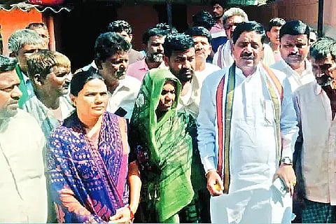 ಜಗಳೂರು ಹಾಲೇಕಲ್ಲು ಗ್ರಾಮಕ್ಕೆ ಬುಧವಾರ ಭೇಟಿ ನೀಡಿದ ಶಾಸಕ ಬಿ. ದೇವೇಂದ್ರಪ್ಪ ಅನಾಥ ಮಕ್ಕಳ ವಿದ್ಯಾಭ್ಯಾಸಕ್ಕೆ  50 ಸಾವಿರ ರೂ. ನೆರವು ನೀಡಿದರು. ಓಮಣ್ಣ, ಲೋಹಿತ್, ಬಿ.ಮಹೇಶ್ವರಪ್ಪ, ಪಲ್ಲಾಗಟ್ಟೆ ಶೇಖರಪ್ಪ, ಮಹಮದ್ ಗೌಸ್, ಎನ್.ಟಿ. ಎರ‌್ರಿಸ್ವಾಮಿ, ಕಲ್ಲಮ್ಮ ನಾಗರಾಜಪ್ಪ ಇದ್ದರು.Aid