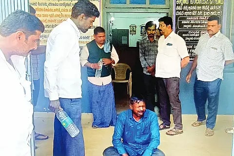 vice president: ಜಗಳೂರು ತಾಪಂ ಎದುರು ಗ್ರಾಪಂ ಉಪಾಧ್ಯಕ್ಷ ತಿಪ್ಪೇಸ್ವಾಮಿ ಮೈ ಮೇಲೆ ಪೆಟ್ರೋಲ್ ಸುರಿದುಕೊಂಡು ಆತ್ಮಹತ್ಯೆಗೆ ಯತ್ನಿಸಿದರು. 